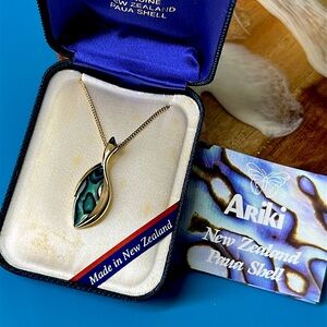 🖤NIB💕ARIKI 22k gold plated Paua (abalone) shell pendant necklace